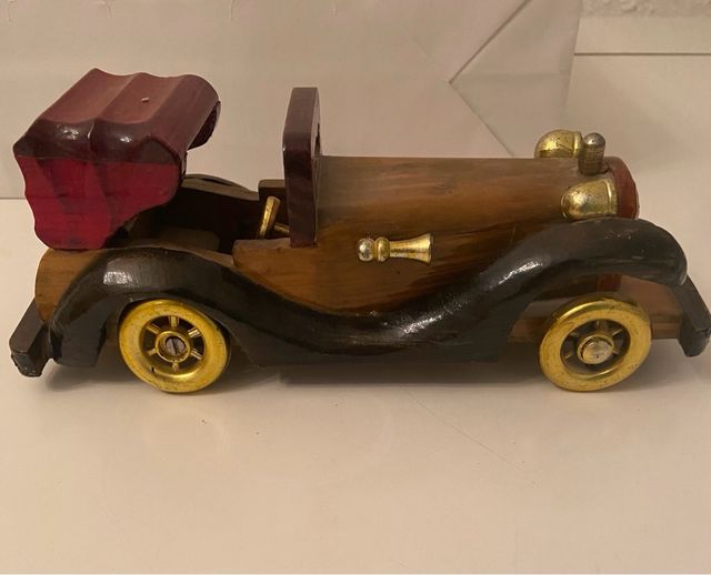 Coche de madera, réplica de un antiguo modelo