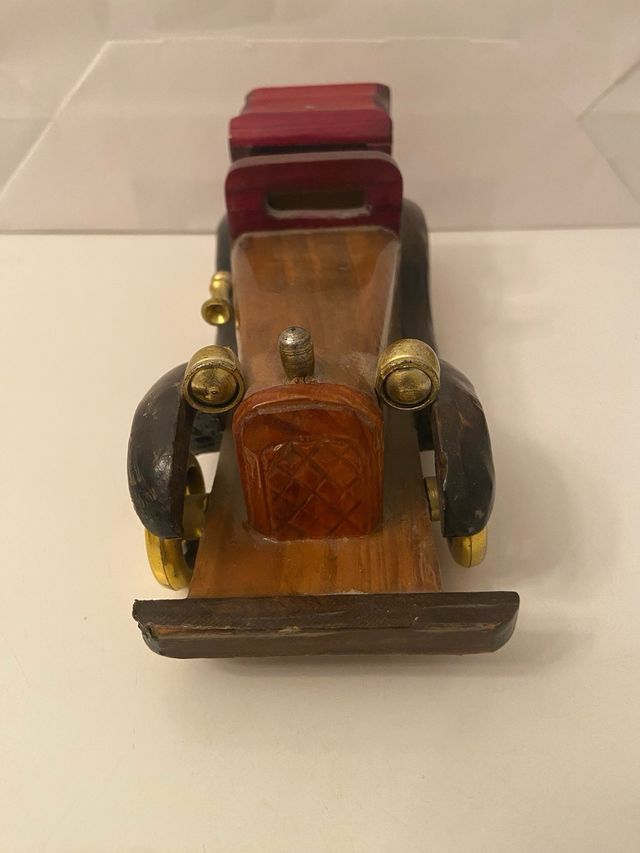 Coche de madera, réplica de un antiguo modelo