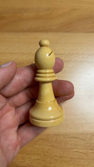 Alfil pieza ajedrez madera.