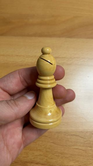 Alfil pieza ajedrez madera.
