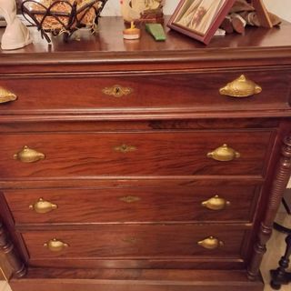 Mesa, cómoda, aparador, silla...antiguas de madera