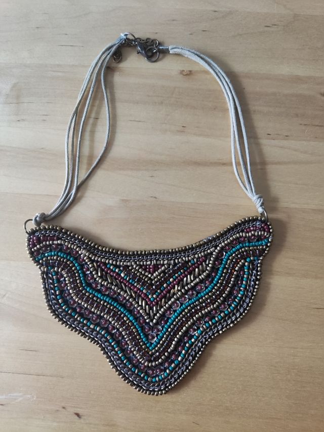 Collar dorado multicolor