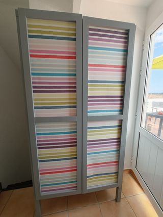 Armario de madera multicolor