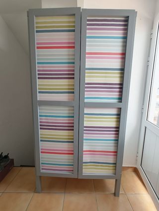 Armario de madera multicolor