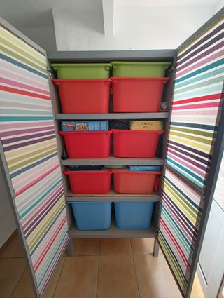 Armario de madera multicolor
