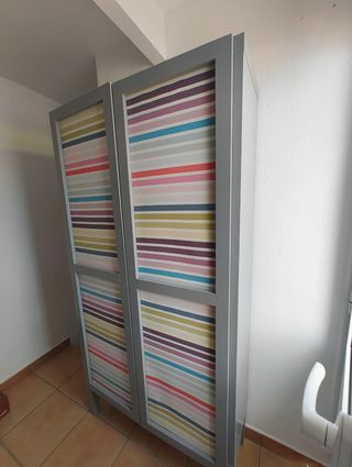 Armario de madera multicolor