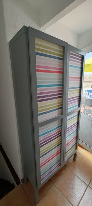 Armario de madera multicolor