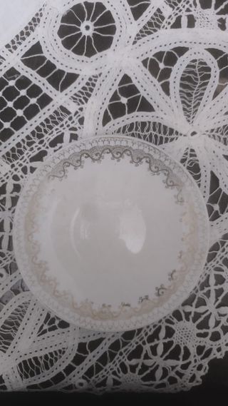 Plato antiguo con filo dorado