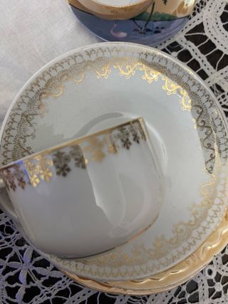 Plato antiguo con filo dorado