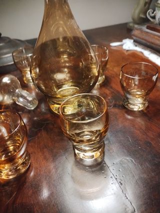 Set da liquore: bottiglia e 6 bicchieri