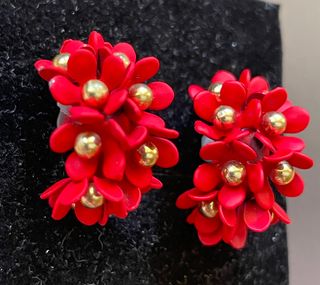 Pendientes aro flores rojas con bolitas doradas