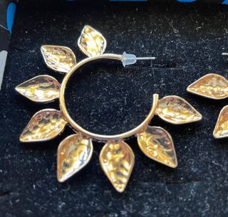 Pendientes aro dorado hojas