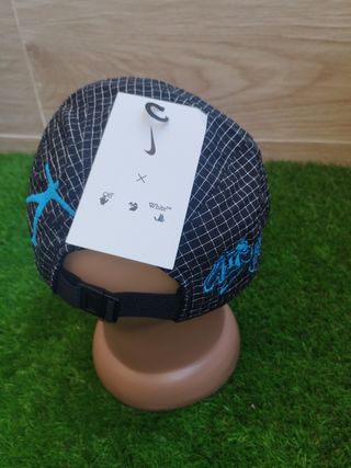 Gorra NIKE  off white negra y verde agua