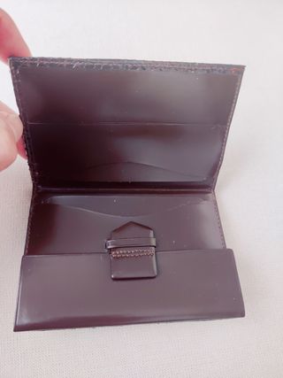 Billetera de piel de serpiente marrón.


