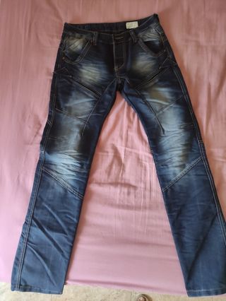Pantalones vaqueros azules desgastados