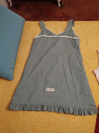 Ropa usada: 2 pantalones, camiseta, vestido, 