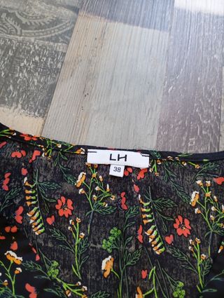 Blusa negra estampada flores