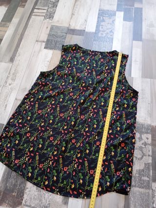 Blusa negra estampada flores