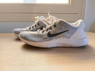 Zapatillas Nike grises y blancas
Poco uso
