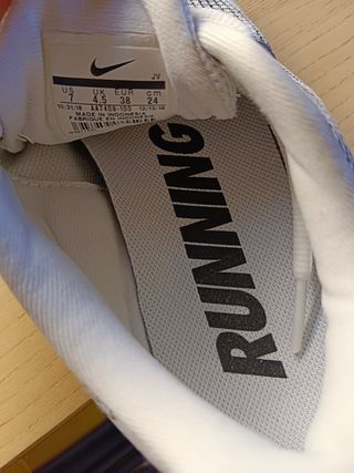 Zapatillas Nike grises y blancas
Poco uso
