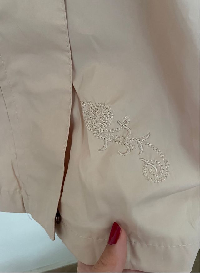 Chaqueta impermeable beige, chaqueta ligera