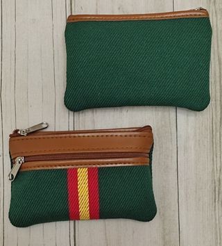 OFERTA. MONEDERO VERDE LONA / POLIPIEL CON BANDERA