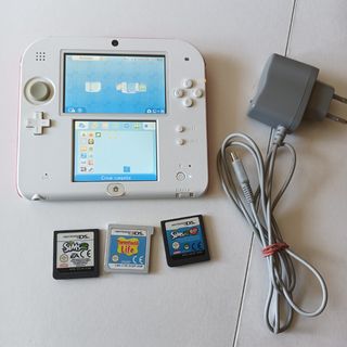 Nintendo 2DS blanca y roja + 3 juegos y cargador. 