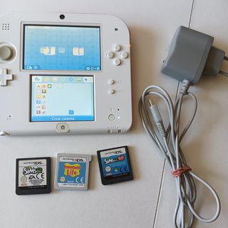 Nintendo 2DS blanca y roja + 3 juegos y cargador. 