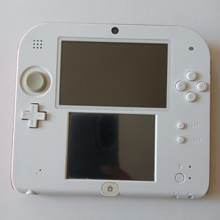 Nintendo 2DS blanca y roja + 3 juegos y cargador. 