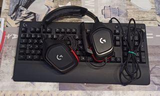 Pacchetto tastiera Logitech + cuffie GAMING