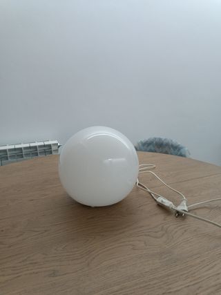 Lampara de sobremesa globo blanco