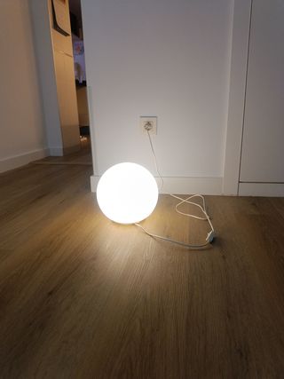 Lampara de sobremesa globo blanco