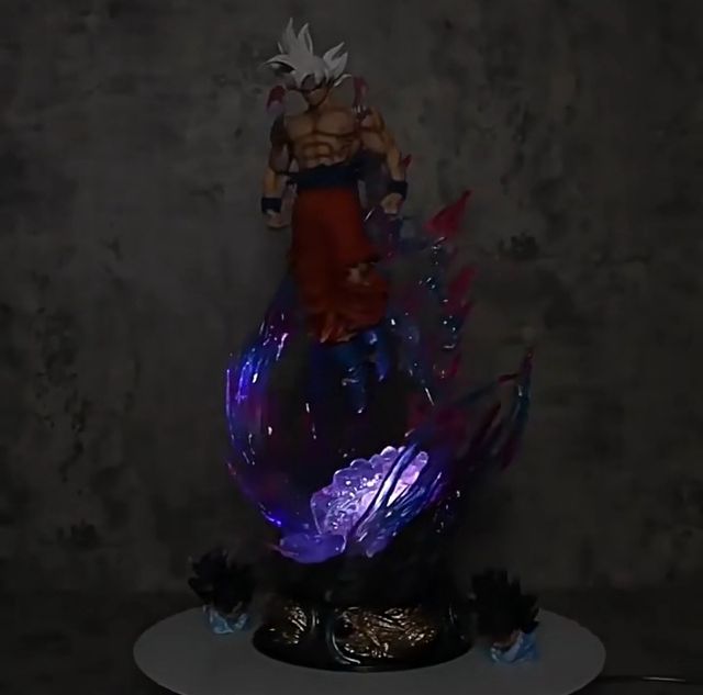 Figura Goku Ultra Instinto 25cm
