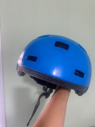Casco patinete azul

