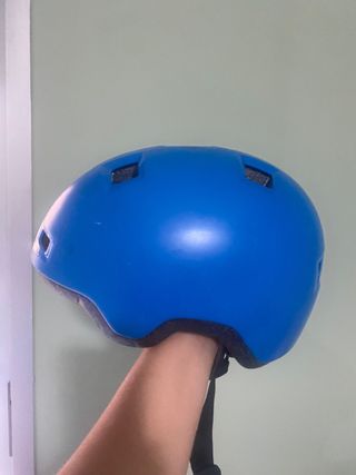 Casco patinete azul

