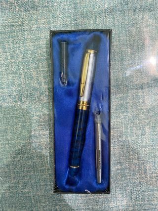 Pluma estilográfica nueva con el embalaje original