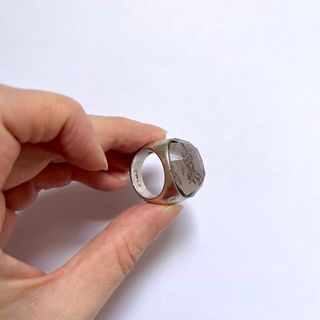 Anillo de acero con cristal grande, 2000s