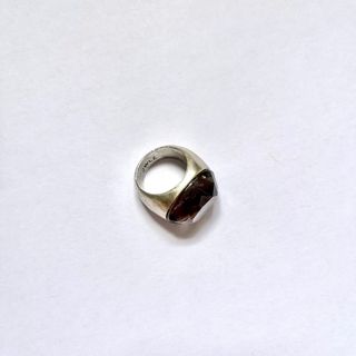 Anillo de acero con cristal grande, 2000s