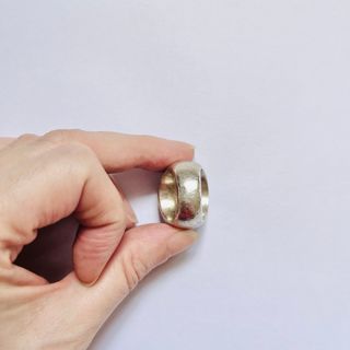 Anillo de acero con cristal grande, 2000s