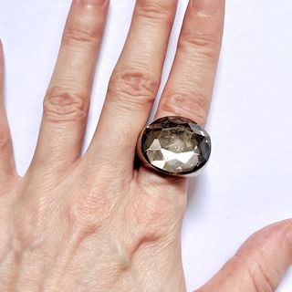 Anillo de acero con cristal grande, 2000s