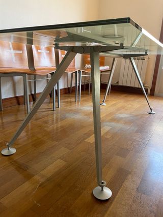 Mesa cristal + 5 sillas madera. 