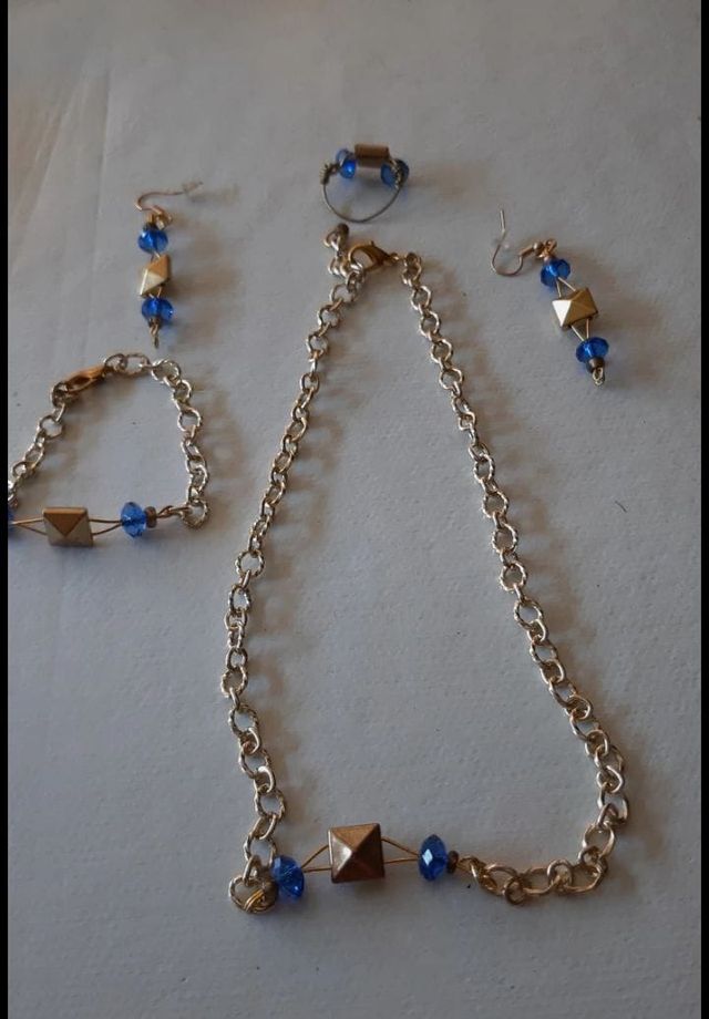 Joyas artesanales doradas y azules