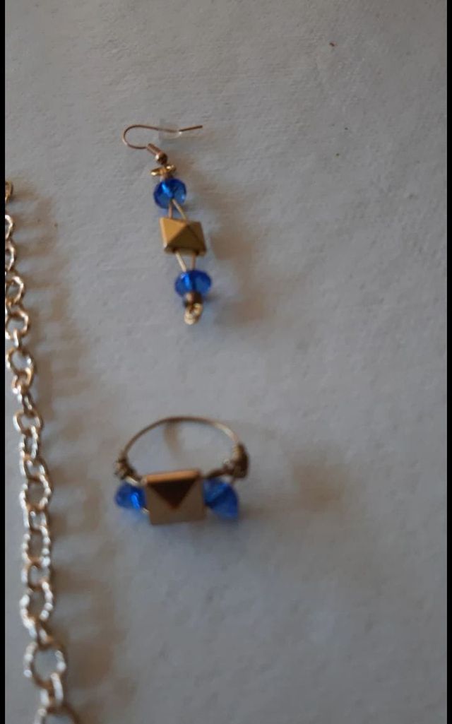 Joyas artesanales doradas y azules