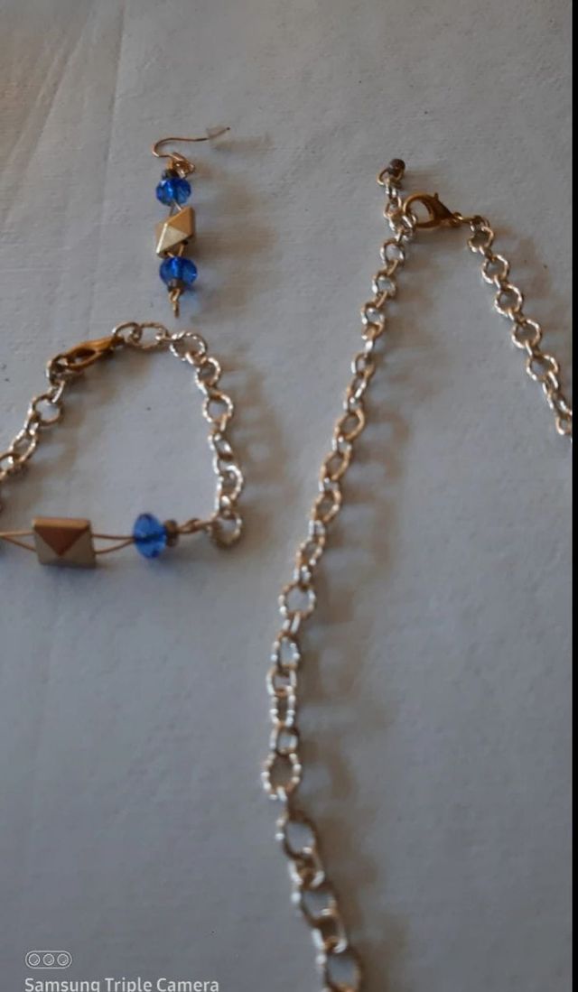 Joyas artesanales doradas y azules