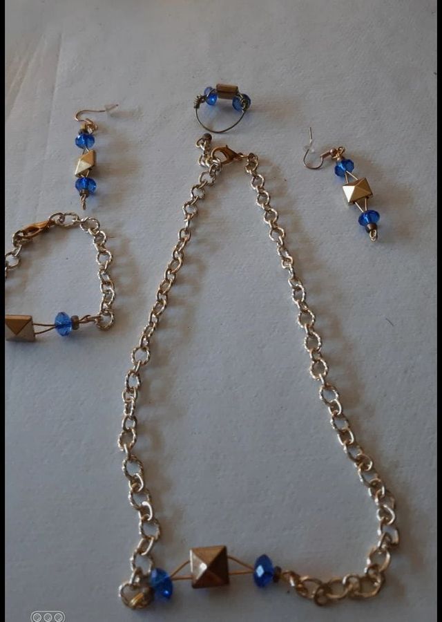 Joyas artesanales doradas y azules