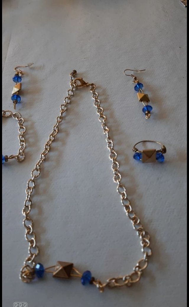 Joyas artesanales doradas y azules