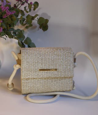 Bolso de rafia beige estilo chic ideal para verano