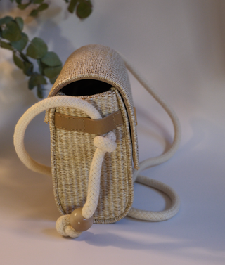 Bolso de rafia beige estilo chic ideal para verano