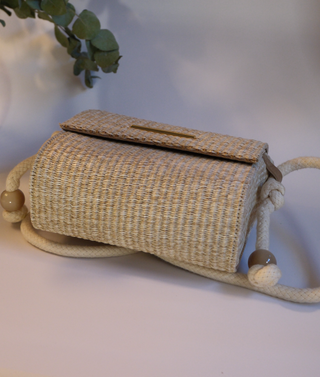 Bolso de rafia beige estilo chic ideal para verano