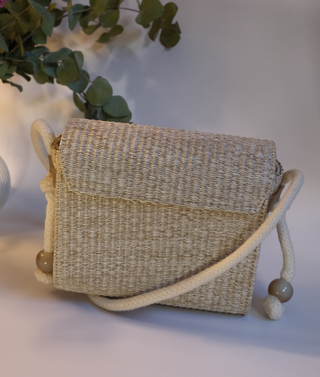 Bolso de rafia beige estilo chic ideal para verano